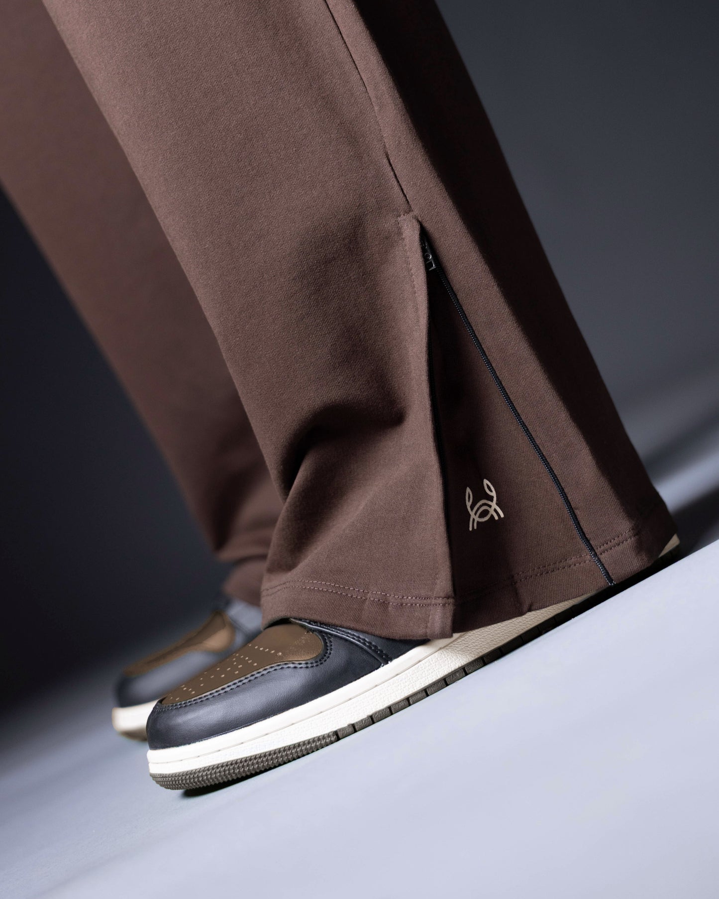 ZYPR Sweatpants [BROWN]